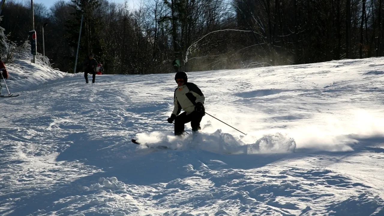Un schior și-a pierdut viața pe o pârtie din Maramureș, după ce s-a izbit de un copac