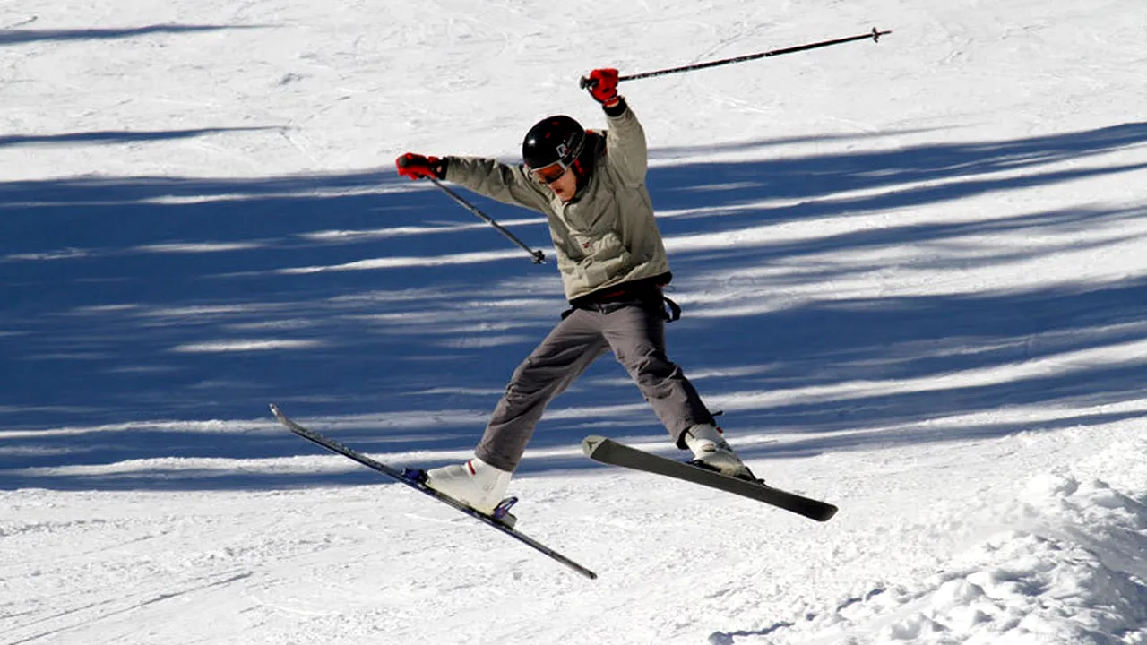 Strat de zăpadă de peste un metru pe pârtiile de mare altitudine din Sinaia