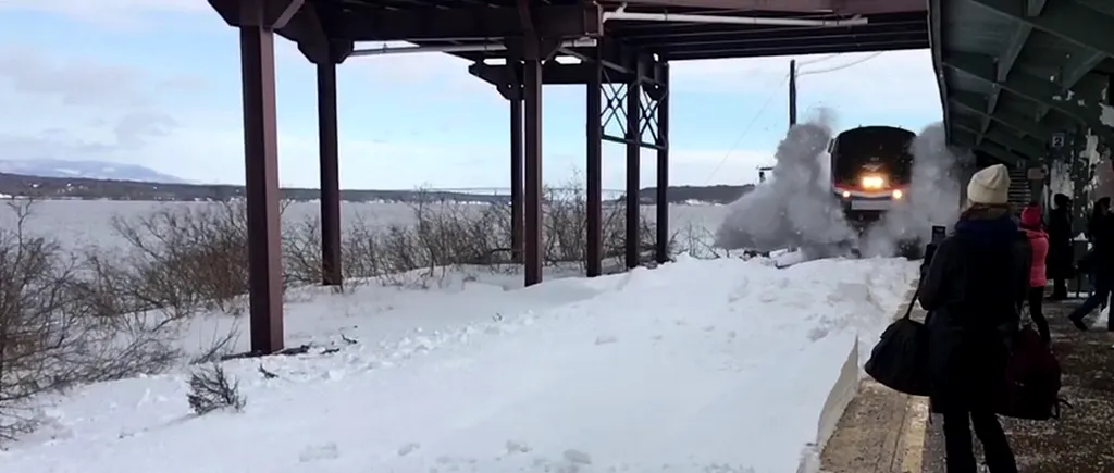 Acesta este VIRALUL momentului: un tren intră în gară după o furtună de zăpadă. Toată lumea a scos telefoanele să filmeze