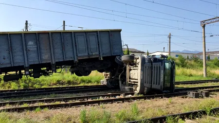 FOTO | Accident cu trei victime în Brașov: Un camion a fost lovit de tren
