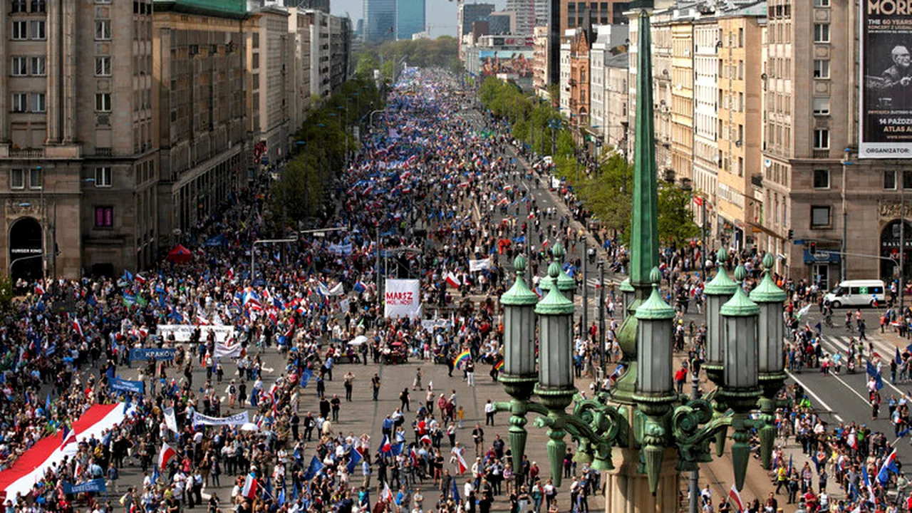 Lumea a ieșit în stradă la Varșovia. Zeci de mii de oameni protestează împotriva guvernului: Polonia ar putea fi dată afară din UE