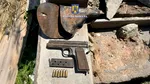 Un bărbat a descoperit un PISTOL semiautomat, în urma unor lucrări de reparație a locuinței sale din Hunedoara