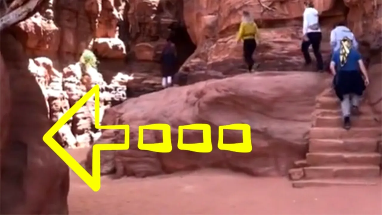 Cele 3 cuvinte RUȘINOASE, în limba română, scrijelite de un turist la intrarea într-un celebru canion din Iordania
