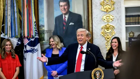 Trump transformă Casa Albă într-un conac de lux. A redecorat Biroul Oval cu folie de aur, construiește o sală de bal și s-a apucat de montat marmură