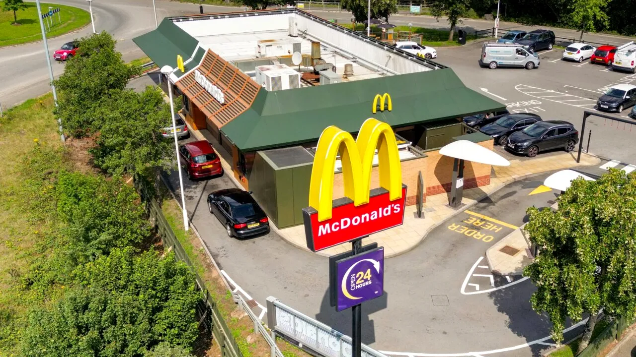 McDonald's concediază AI. Clienții s-au plâns că le procesesa comenzi bizare, precum meniuri de înghețată cu bacon