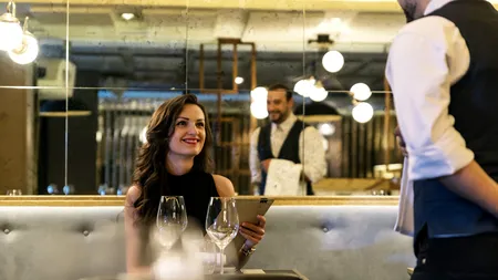 1 Mai, mai scump ca niciodată. Câți dintre români își mai permit să iasă în oraș