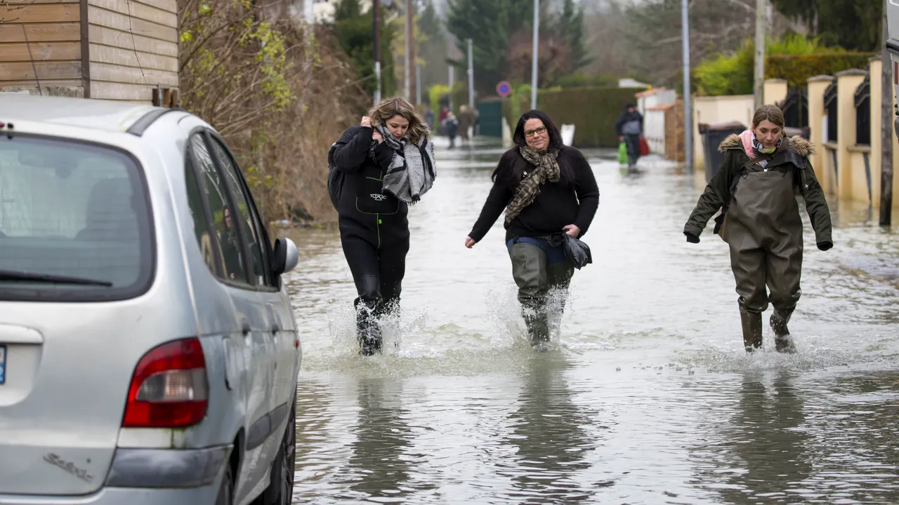 Cod portocaliu de inundații pe râuri din nouă județe, până luni
