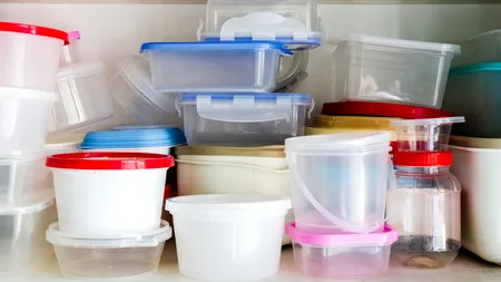 Pericolul ascuns în recipientele de plastic. Cât timp este recomandat să refolosim o caserolă