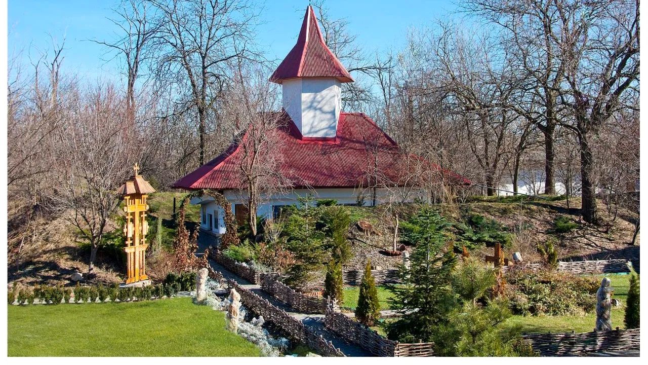 Mănăstirea cu minuni de la Giurgiu. Colțul de Rai ridicat pe ruinele unui depozit de muniție, unde primii călugări au ajuns tăind tufișurile ca în junglă
