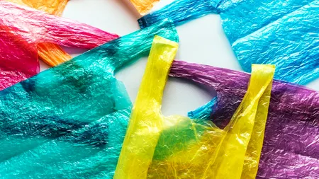 De ce nu este bine să reutilizezi pungile de plastic. Riscul pentru sănătate pe care puțini îl cunosc