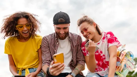 (P) Când tehnologia devine suficientă: tot mai mulți români aleg telefoane lansate acum câțiva ani