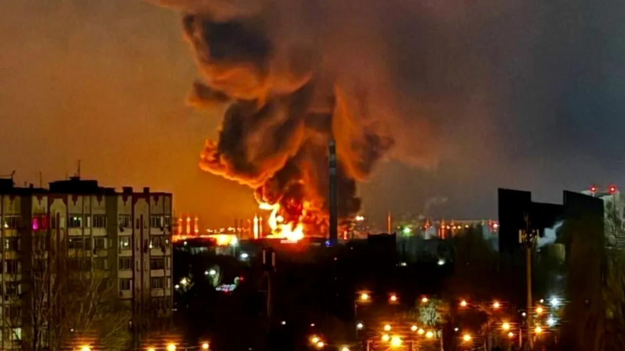 Ucraina continuă să lovească infrastructura energetică a Rusiei. Două rafinării de pe Volga, scoase din producție