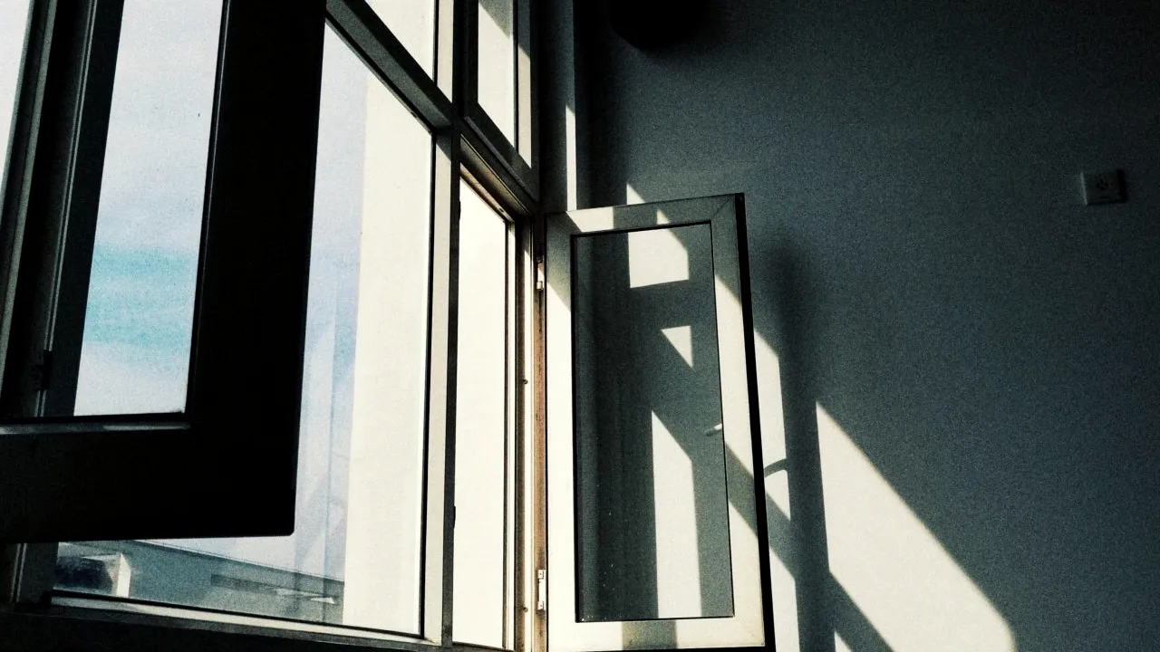 Un elev a sărit de la etajul unei școli din București, după ce a fost umilit de colegi: „N-ai curaj!” | Inspector general ISMB: „A zis că a băut o cola”