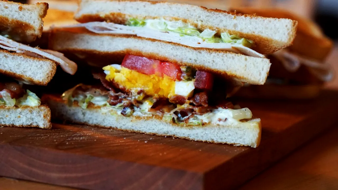 Situație incredibilă! Suma uriașă pe care a fost nevoită o pensionară, care a călătorit cu avionul, să o plătească pentru un sandviș