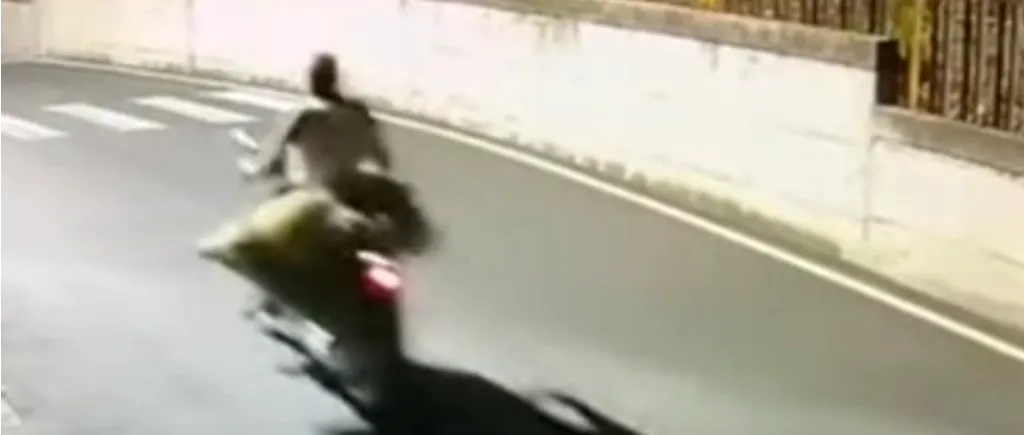 VIDEO. Român, surprins de camere în Napoli în timp ce căra pe scuter cadavrul prietenului pe care l-a omorât