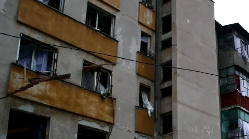 Explozie puternică într-un bloc din Reșița. Trei răniți și zeci de persoane evacuate. UPDATE: Femeie moartă sub dărâmături
