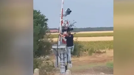 Un mecanic a oprit trenul pentru a debloca manual BARIERA de la trecerea de cale ferată