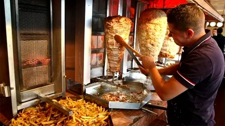 SALARIILE în fastfood-uri au explodat! Cât câștigă un shaormar în București, acum, în 2025