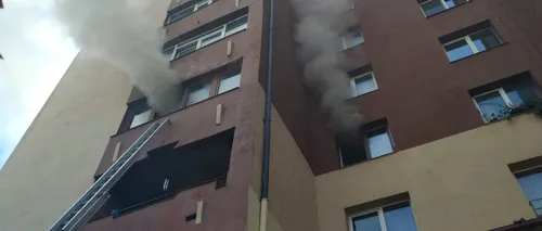 Incendiu puternic într-un bloc din Piatra-Neamţ. Aproximativ 20 de locatari s-au autoevacuat - GALERIE FOTO