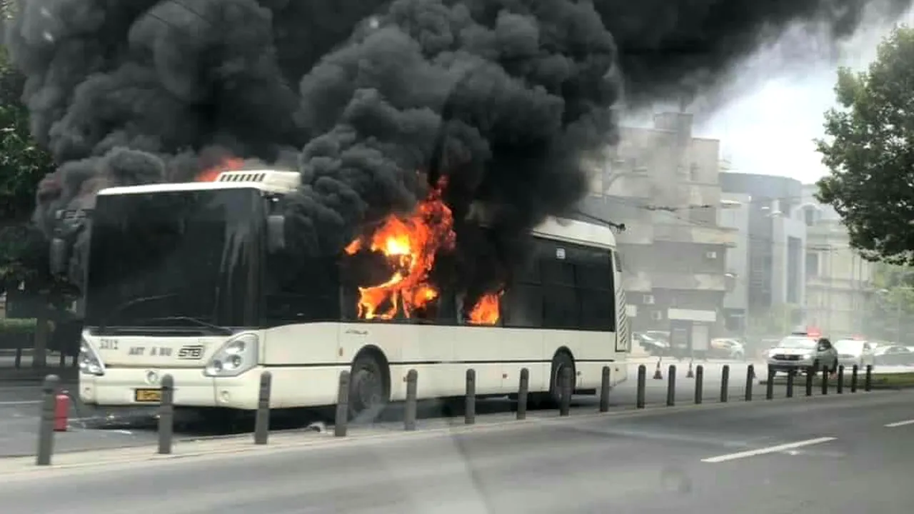 VIDEO. Troleibuz, cuprins de flăcări uriașe în centrul Bucureștiului. Director STB: „Are o vechime de zece ani”