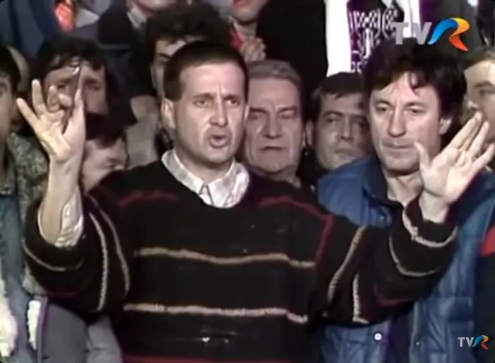 Mircea Dinescu în studiourile TVR, la data de 22 decembrie 1989, imediat după fuga lui Ceauşescu FOTO: captură TVR