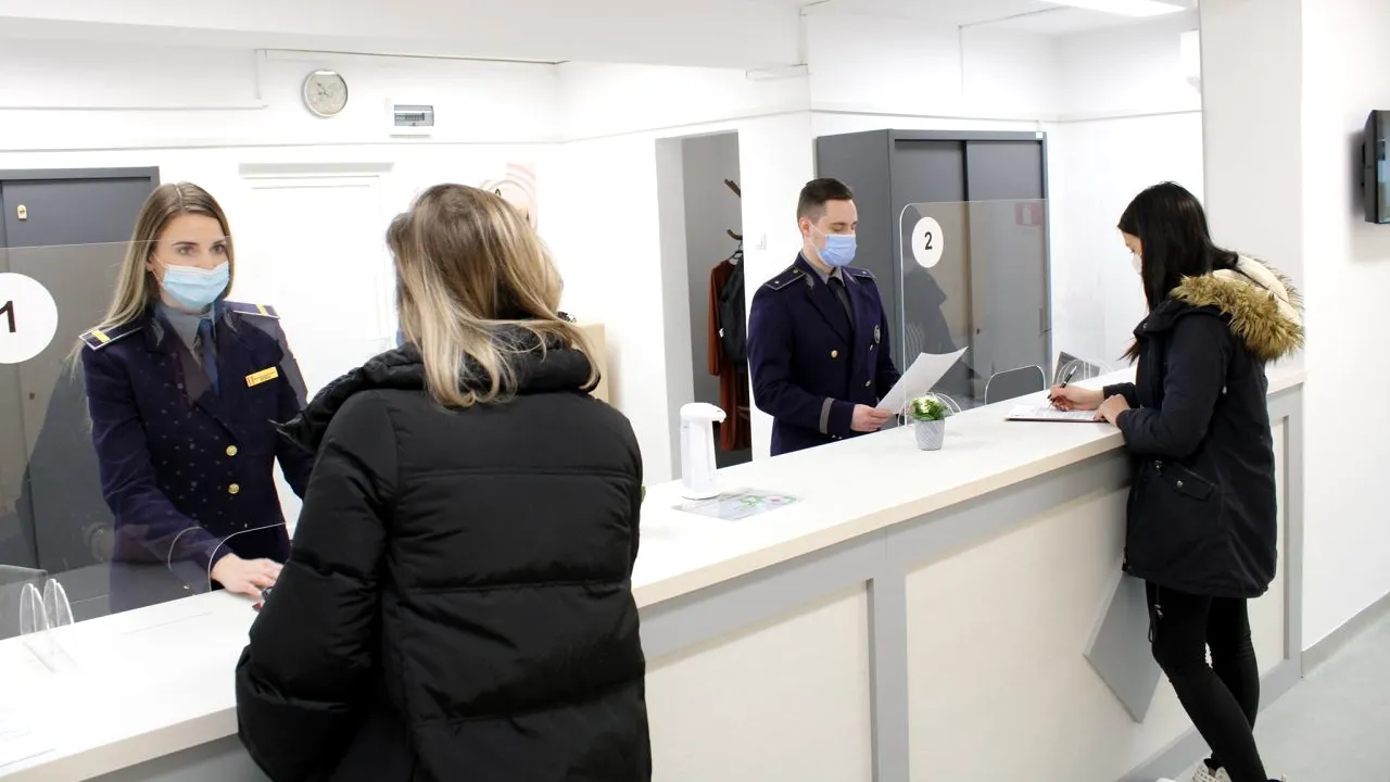 Românii au luat cu asalt serviciile de pașapoarte. Se tem că va fi război