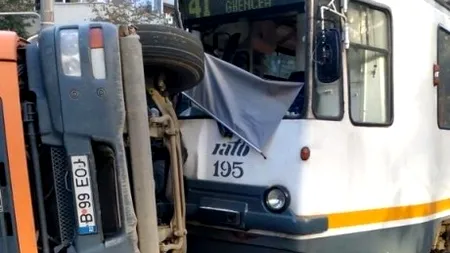 Accident grav în București: un camion a intrat în tramvaiul 41 și s-a răsturnat