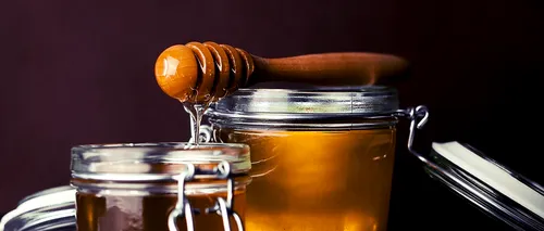 Consumatorii, păcăliți că mierea din produse evită problemele provocate de zahăr. Ce adevăr a dezvăluit un nou studiu și cum ne păcălesc campaniile de marketing