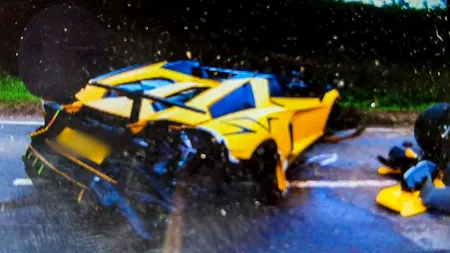 Lamborghini de 200.000 euro, distrus într-un accident după ce șoferul de 83 ani gonise la o viteză de 180 km/oră
