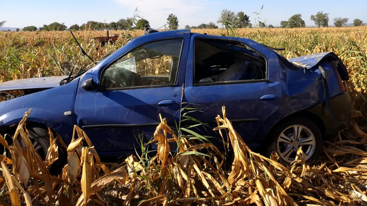 Un agricultor din Vrancea a descoperit două persoane decedate, într-o mașină răsturnată într-un lan de porumb
