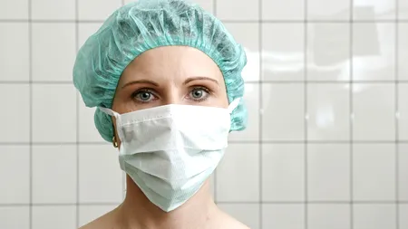 CORONAVIRUS. Speculanții care vând măști și spirt la prețuri astronomice, scoși din joc. Retailerii online îi delistează, marile magazine raționalizează produsele