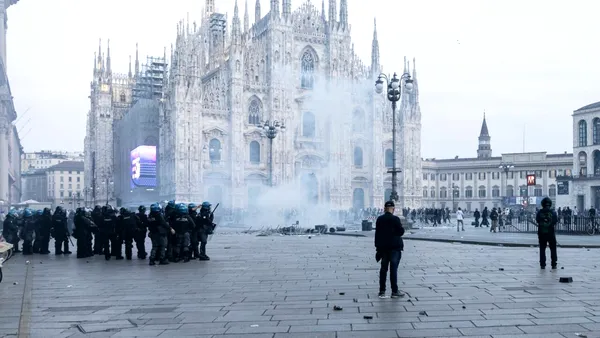 A doua zi de proteste violente la Milano. Tineri cu cagule negre au jefuit un supermarket alimentar și un magazin de articole sportive. Autoritățile confirmă 200 de arestări. Meloni a convocat o ședință pe tema ordinii publice