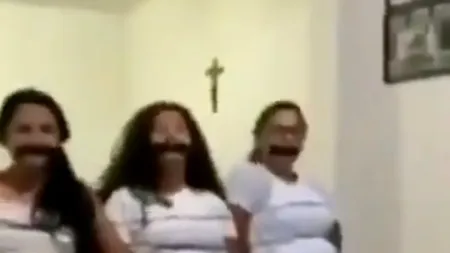 MĂSURI EXTREME | Și-a legat de scaune femeile din familie ca să nu iasă din carantină! - VIDEO