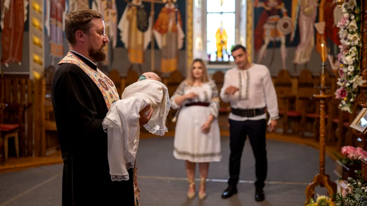 Primele imagini de la BOTEZUL băiatului lui George Simion, președintele AUR: „Gata, băiatul meu, de acum în rândul creștinilor”