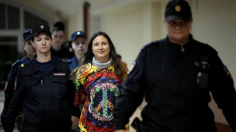 Artistă din RUSIA, condamnată la 7 ani de închisoare pentru că a înlocuit etichetele de preț dintr-un supermarket cu mesaje împotriva forțelor ruse