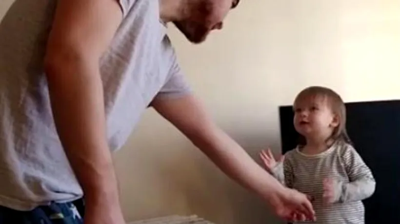 Un tată îi spune fetiței lui de 15 luni să coboare de pe masă. Iată cum îi „răspunde ea. VIDEO VIRAL