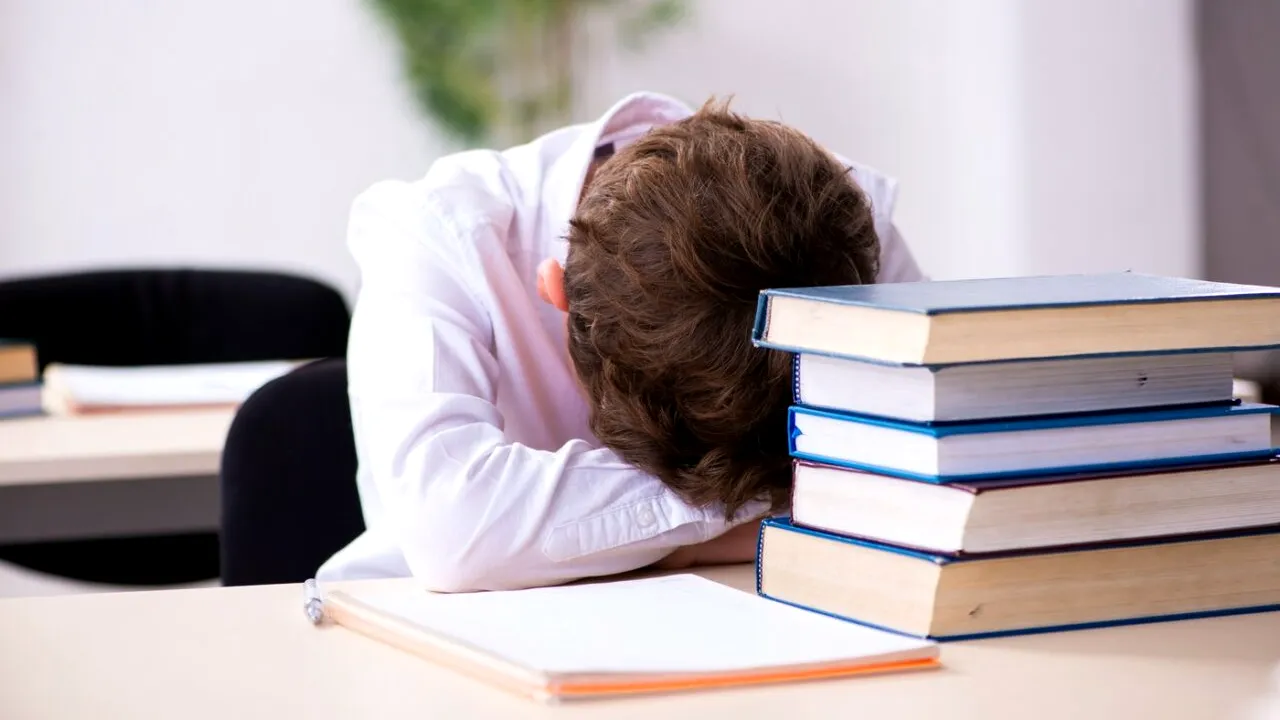 Bacalaureat 2025. Un elev a fost eliminat din examen după ce a ADORMIT chiar pe foaia de test: „M-au trezit supraveghetoarele la final”