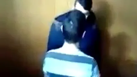 Anchetă la Timiș după ce un elev a fost bătut de colegi în clasă. Imagini cu impact emoțional