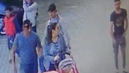 Trei romi, căutați de poliție după ce au jefuit o mămică în Cluj-Napoca. VIDEO cu momentul furtului. Poliția cere ajutorul populației