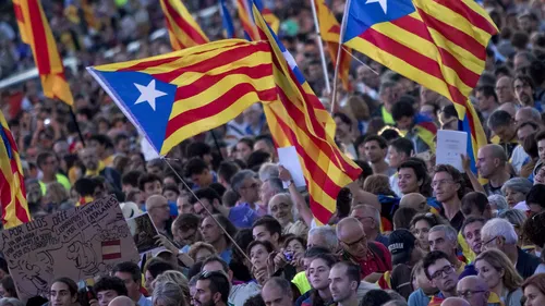 Printr-o decizie de „urgență excepțională, Curtea Constituțională a Spaniei suspendă ședința în care parlamentul Cataloniei ar putea declara independența