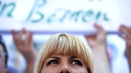 Elena Udrea a reinaugurat o sală de sport deschisă de un an, apoi a jucat tenis cu piciorul, s-a urcat la volanul unui tractor și a primit palincă și pere