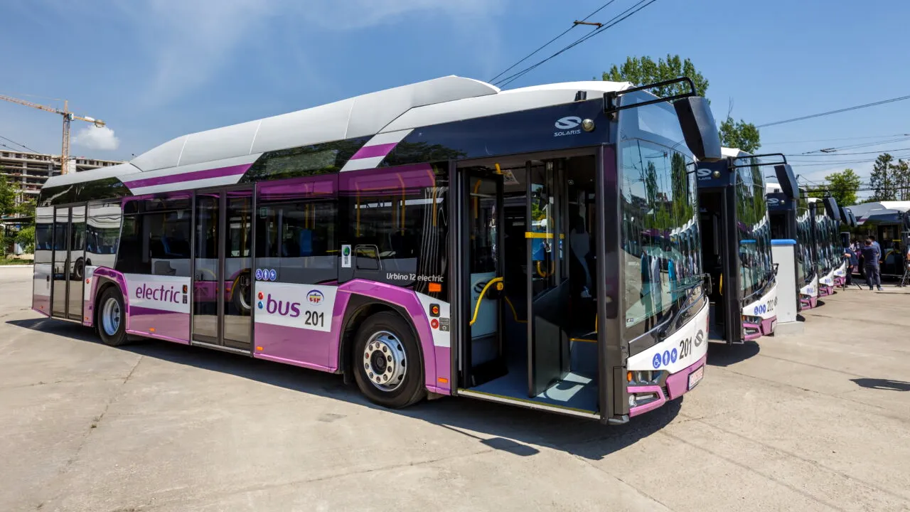 Geamul rabatabil al unui autobuz electric s-a desprins și a lovit un băiat de 3 ani. „S-a nimerit să-i cadă în cap copilului meu”