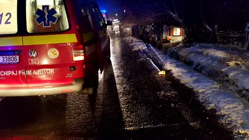 Ambulanță care transporta o minoră gravidă, implicată într-un accident în județul Dâmbovița. Pacienta și asistentul medical au fost răniți