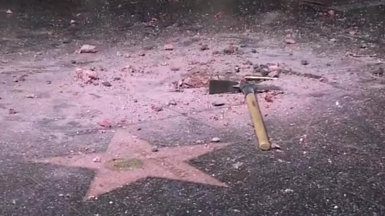 STEAUA lui Trump de pe Aleea Vedetelor A APUS. Un bărbat a vandalizat-o cu un târnăcop