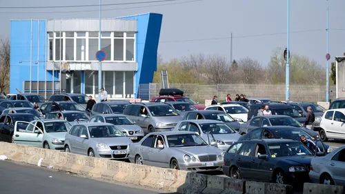 Aglomerație în Vama Nădlac 2, după ce mii de români se întorc acasă de Paște. „Facem mai mult la coadă decât la condus. Să le fie ruşine!”