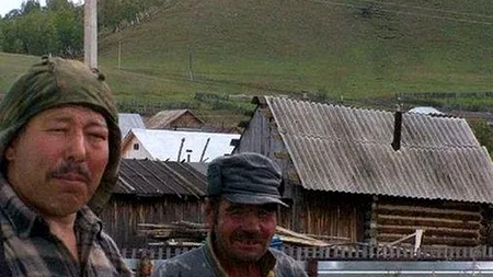 Mult prea TARE: MĂREȘTE FOTOGRAFIA să vezi ce au fost în stare țăranii ăștia să scrie pe deal!