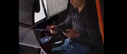 Șofer STB, filmat în timp ce conducea troleibuzul cu telefonul într-o mână și cardul bancar în cealaltă. „Nu are nicio treabă cu transportul pasagerilor! / Reacția STB - VIDEO FOTO