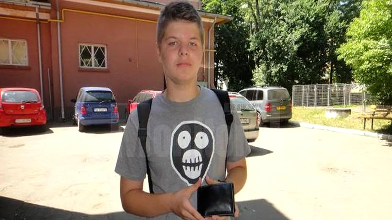 Un elev a găsit un portofel cu peste 400 de lei, iar la scurt timp a ajuns la poliție. 