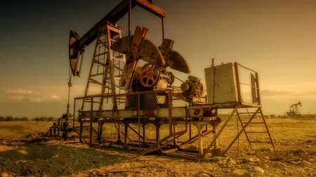 Barilul de petrol a urcat la un preț record. Cauzele din spatele scumpirii