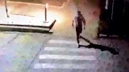 VIDEO | Tânăr din Olt, cercetat pentru distrugere după ce a rupt mai mulţi stâlpişori de iluminat dintr-un parc şi a spart geamul unei maşini